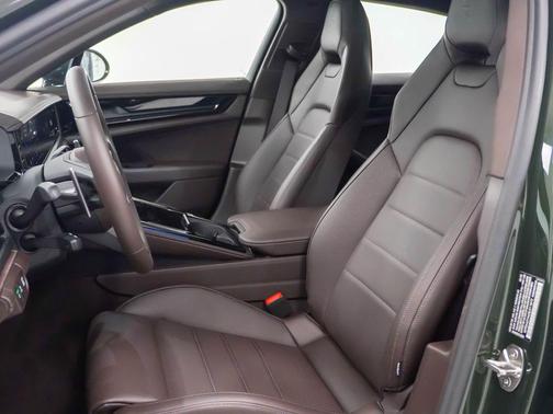 Oak Green Metallic Neo 2025 Porsche Panamera 4