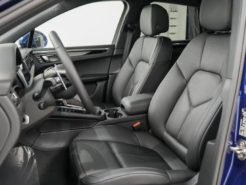 Gentian Blue Metallic 2026 Porsche Macan Macan