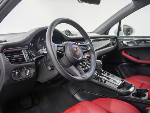 2025 Porsche Macan T