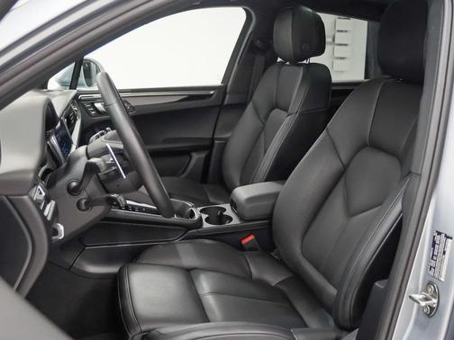 2025 Porsche Macan T