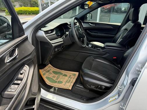 Silver Zynith 2024 Jeep Grand Cherokee L Altitude