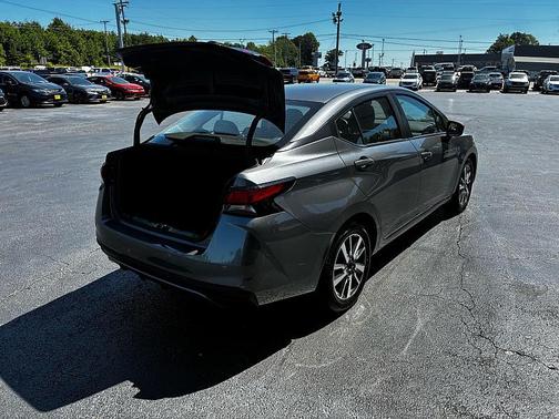 Gun Metallic 2024 Nissan Versa 1.6 SV