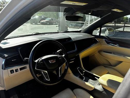 Crystal White Tricoat 2017 Cadillac XT5 Luxury