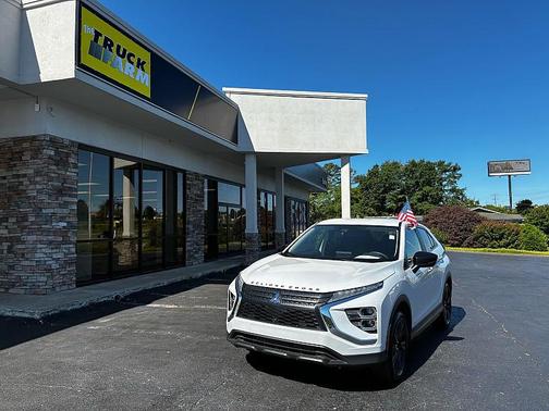 White Diamond 2024 Mitsubishi Eclipse Cross LE