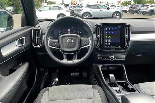 2025 Volvo XC40 B5 Core Bright Theme