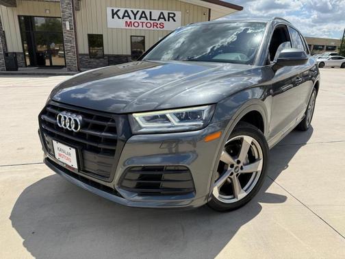 Daytona Gray Pearl Effect 2020 Audi Q5 45 Titanium Premium