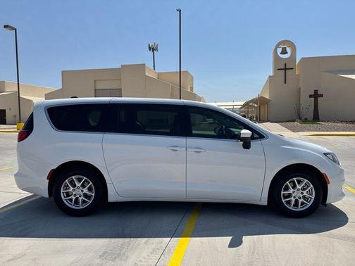 2021 Chrysler Voyager LX