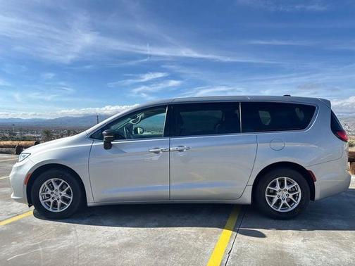 2024 Chrysler Pacifica Touring-L