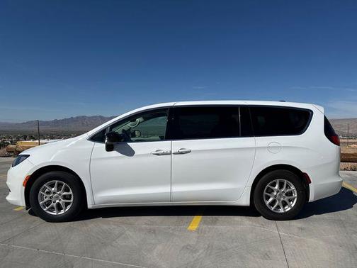 2024 Chrysler Voyager LX