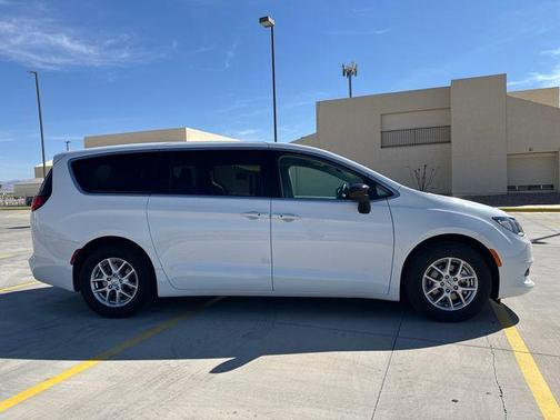 2024 Chrysler Voyager LX