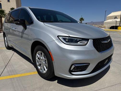Silver Mist 2026 Chrysler Pacifica Select