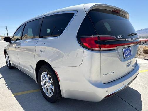 Silver Mist 2026 Chrysler Pacifica Select