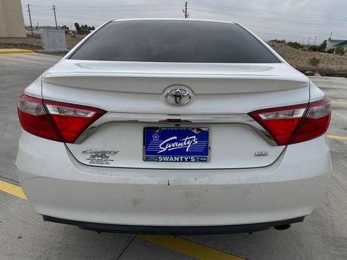 Blizzard Pearl 2017 Toyota Camry SE