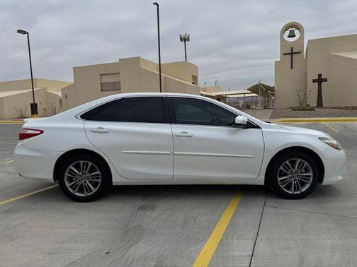 Blizzard Pearl 2017 Toyota Camry SE