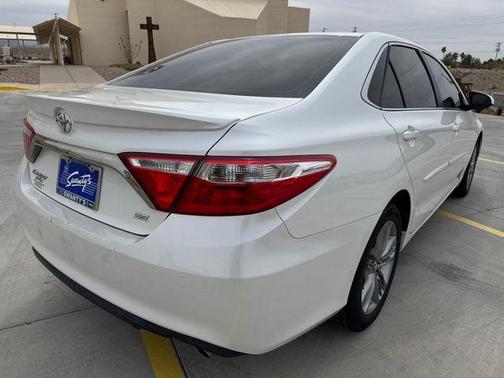 Blizzard Pearl 2017 Toyota Camry SE