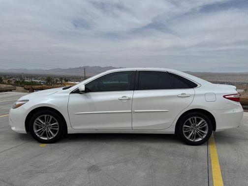 Blizzard Pearl 2017 Toyota Camry SE
