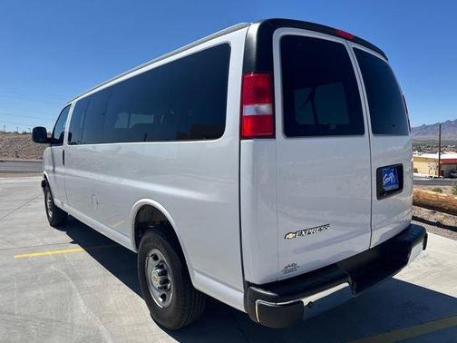 2025 Chevrolet Express 3500 LT