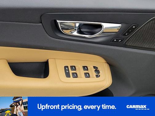 Gray 2019 Volvo XC60 T6 Momentum