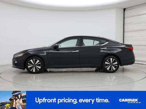 Black 2022 Nissan Altima SV
