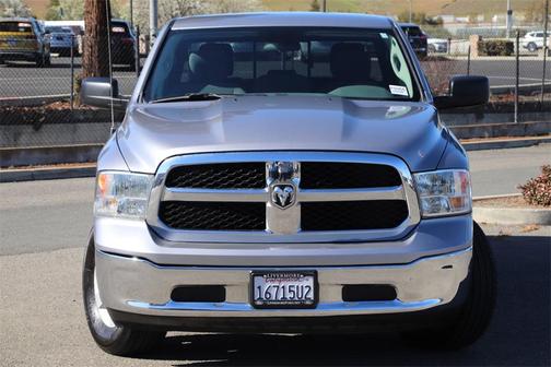 Photo 4 of 31 of 2019 RAM 1500 Classic SLT