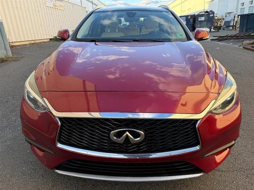 2017 INFINITI QX30 Premium