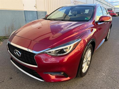 2017 INFINITI QX30 Premium