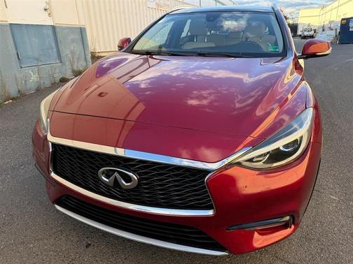 2017 INFINITI QX30 Premium
