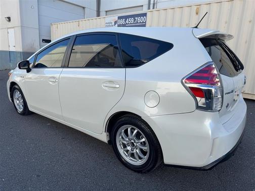 2017 Toyota Prius v TWO/FIVE/THREE/FOUR