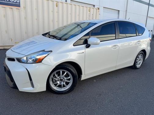 2017 Toyota Prius v TWO/FIVE/THREE/FOUR