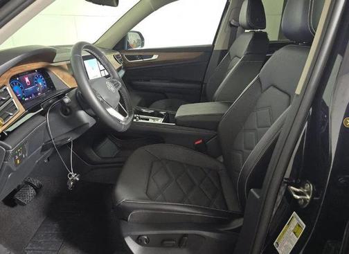 Deep Black Pearl 2024 Volkswagen Atlas 2.0T SE w/Technology 4MOTION