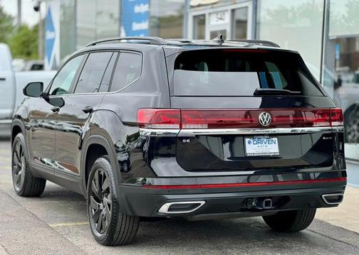 Deep Black Pearl 2024 Volkswagen Atlas 2.0T SE w/Technology 4MOTION