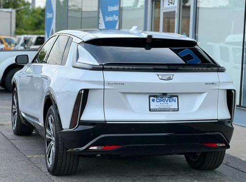 Crystal White Tricoat 2024 Cadillac LYRIQ Luxury