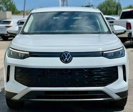 Pure White 2025 Volkswagen Tiguan 2.0T SE