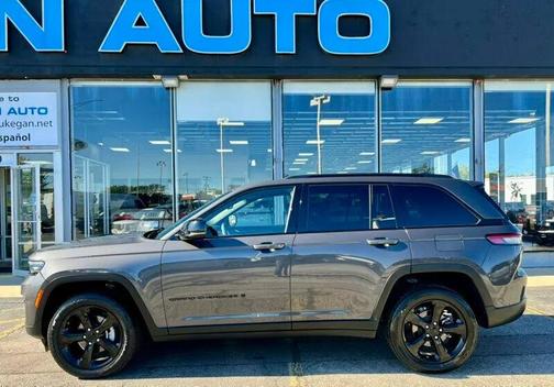Baltic Gray Metallic Clearcoat 2023 Jeep Grand Cherokee Laredo