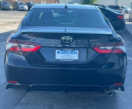 Photo 5 of 32 of 2021 Toyota Camry SE