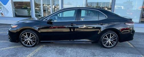 Photo 3 of 32 of 2021 Toyota Camry SE