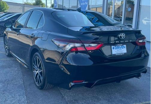 Photo 4 of 32 of 2021 Toyota Camry SE