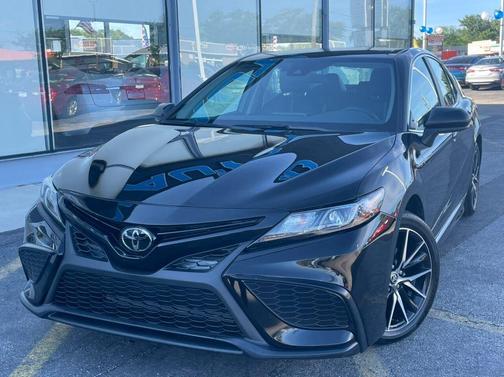 Photo 1 of 32 of 2021 Toyota Camry SE