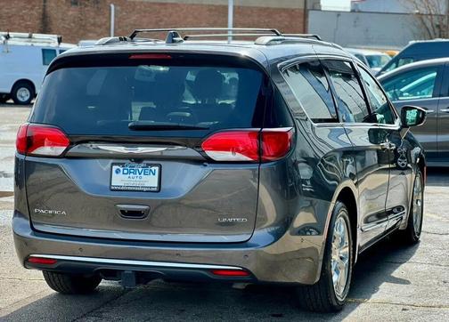 Granite Crystal Metallic Clearcoat 2018 Chrysler Pacifica Limited