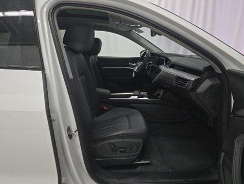 Glacier White Metallic 2024 Audi Q8 e-tron Premium Plus