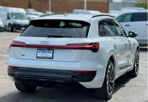 Glacier White Metallic 2024 Audi Q8 e-tron Premium Plus