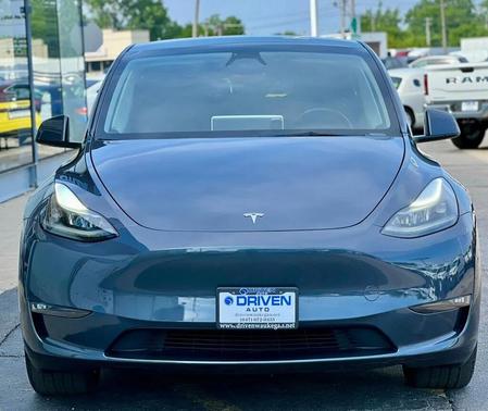 Midnight Silver Metallic 2023 Tesla Model Y RWD