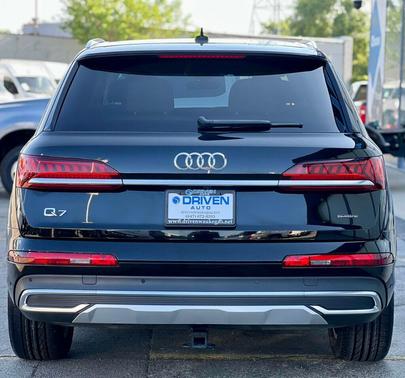 Mythos Black Metallic 2023 Audi Q7 45 Premium Plus