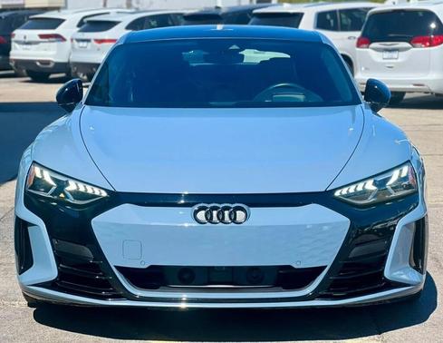 Kemora Gray Metallic 2023 Audi e-tron GT Prestige quattro