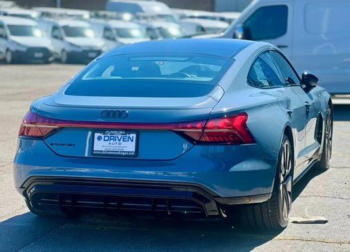 Kemora Gray Metallic 2023 Audi e-tron GT Prestige quattro
