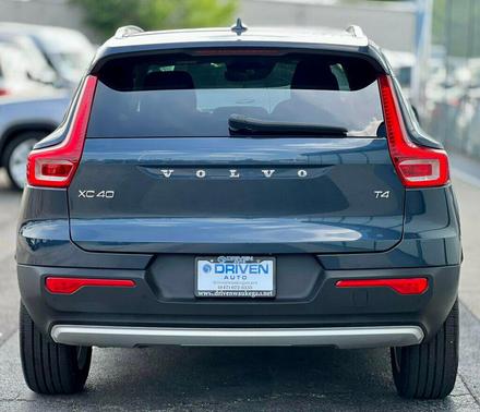Denim Blue Metallic 2021 Volvo XC40 T4 Momentum