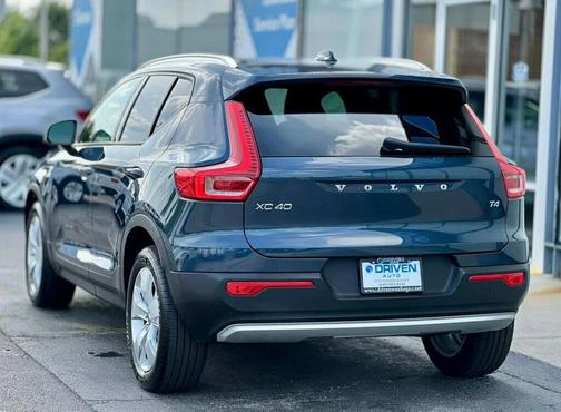 Denim Blue Metallic 2021 Volvo XC40 T4 Momentum