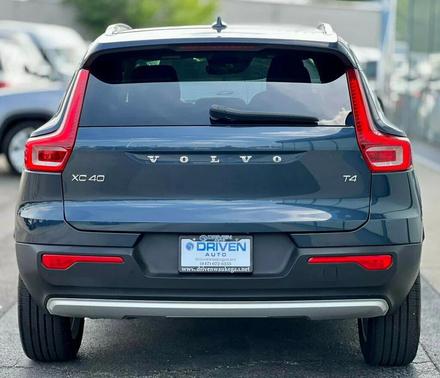 Denim Blue Metallic 2021 Volvo XC40 T4 Momentum