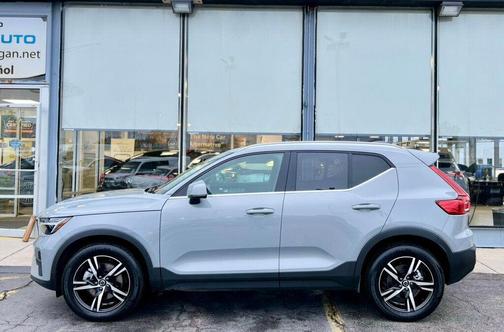 2025 Volvo XC40 B5 AWD Core Bright Theme