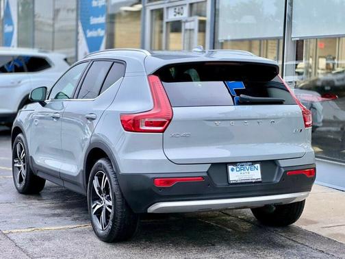 2025 Volvo XC40 B5 AWD Core Bright Theme